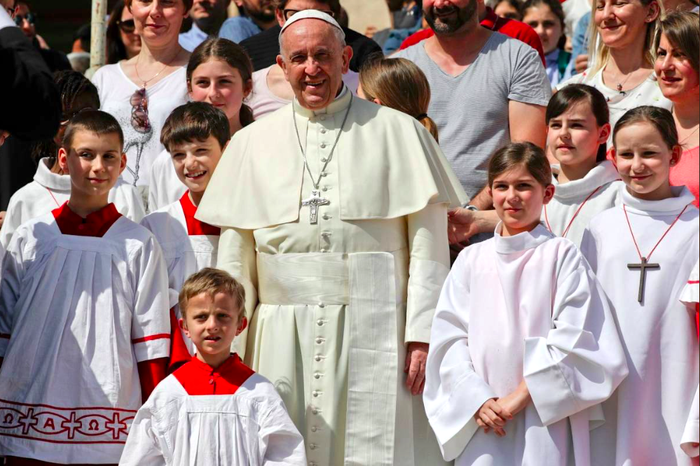El Papa Francisco acompañado de jóvenes monaguillos © Twitter
