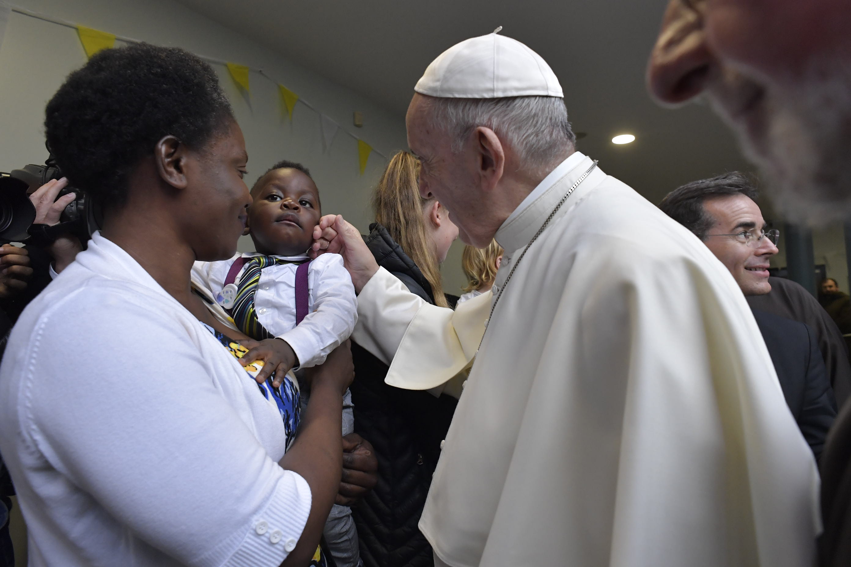Francisco saluda a las familias del centro de acogida © Vatican Media
