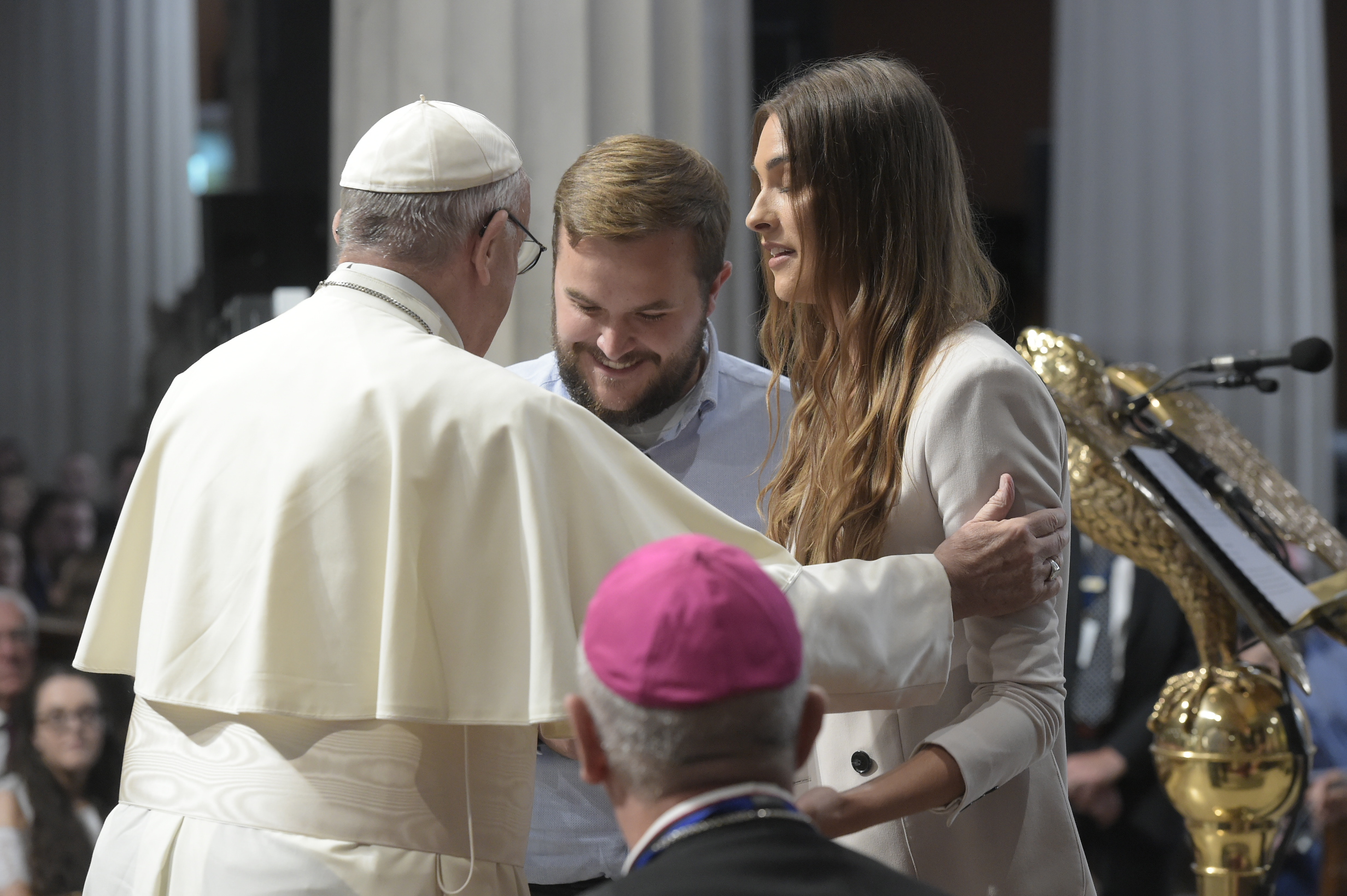 Francisco saluda a una pareja de novios en Dublín © Vatican Media