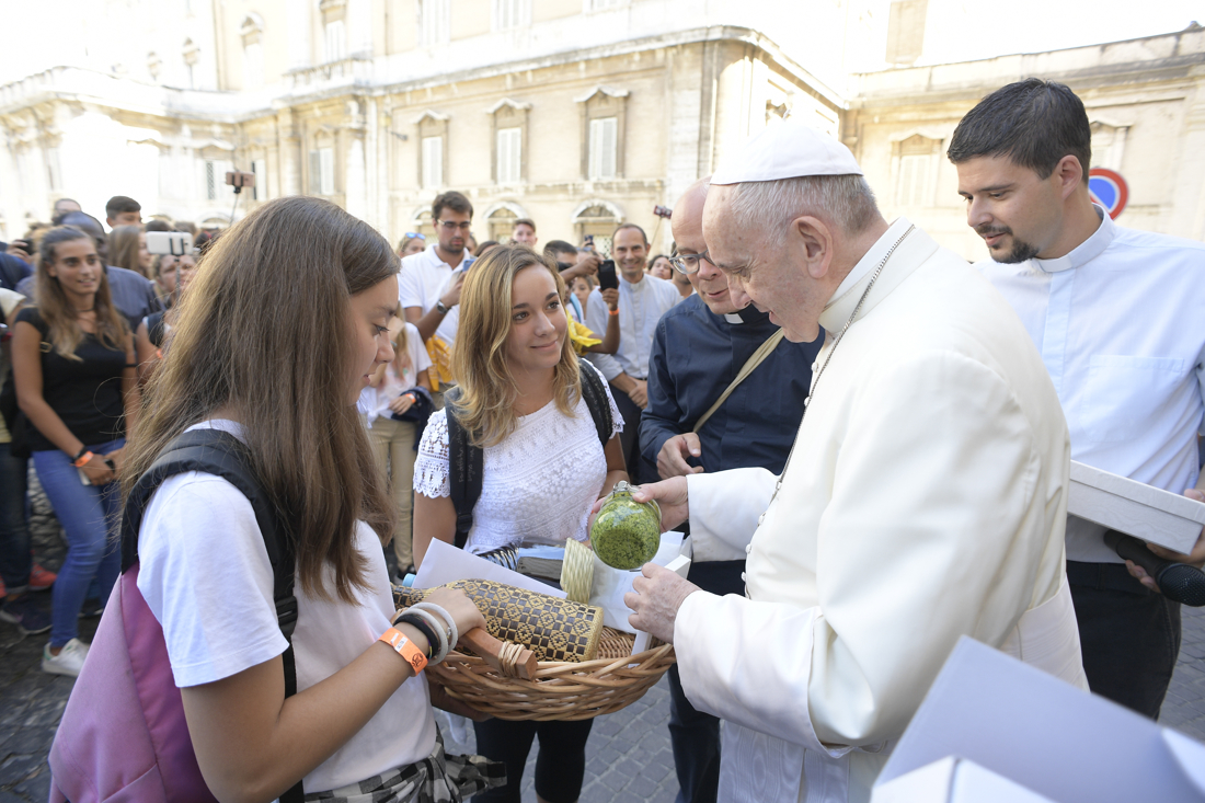 Unas chicas ofrecen al Papa "pesto" italiano © L´Osservatore Romano