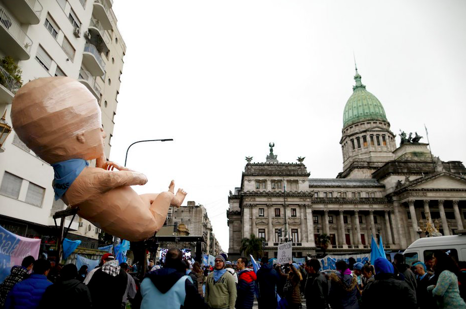 Manifestación frente al Senado de Argentina, el 8 de agosto de 2018 © Twitter