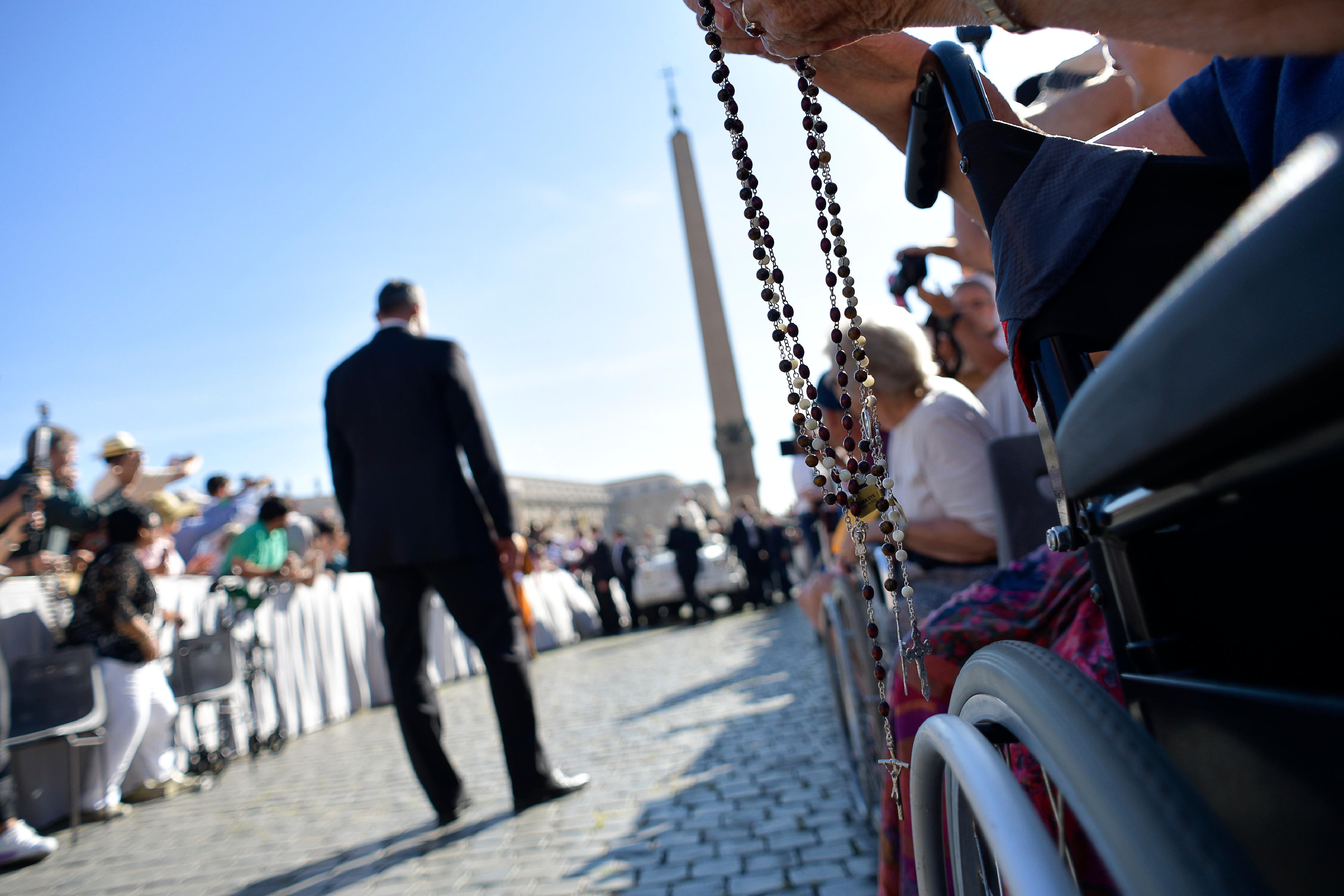 Fieles en la plaza de San Pedro aguardan a la llegada del Papa © Vatican Media