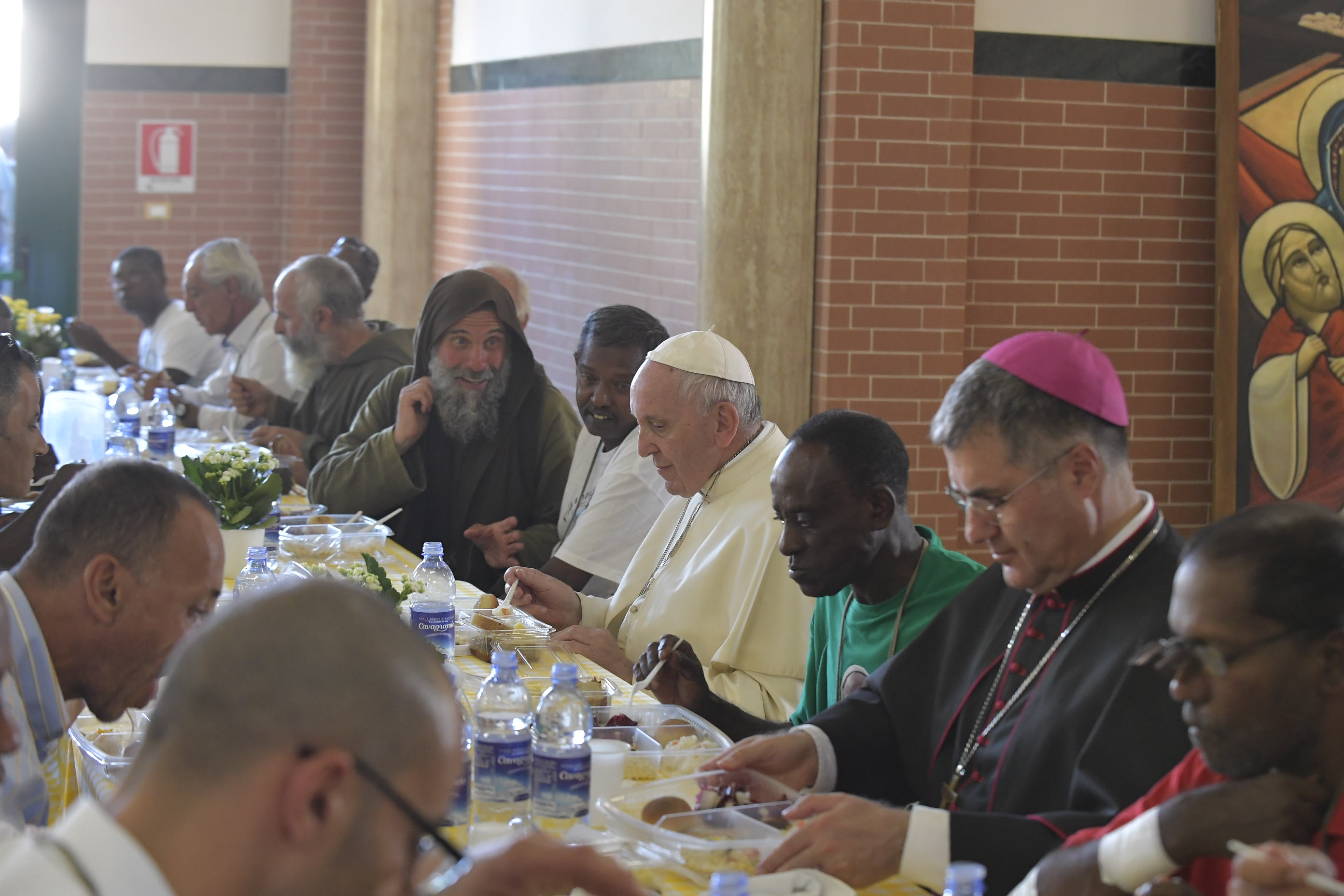 El Papa comparte el almuerzo con las personas acogidas en la Misión 'Esperanza y Caridad' © Vatican Media