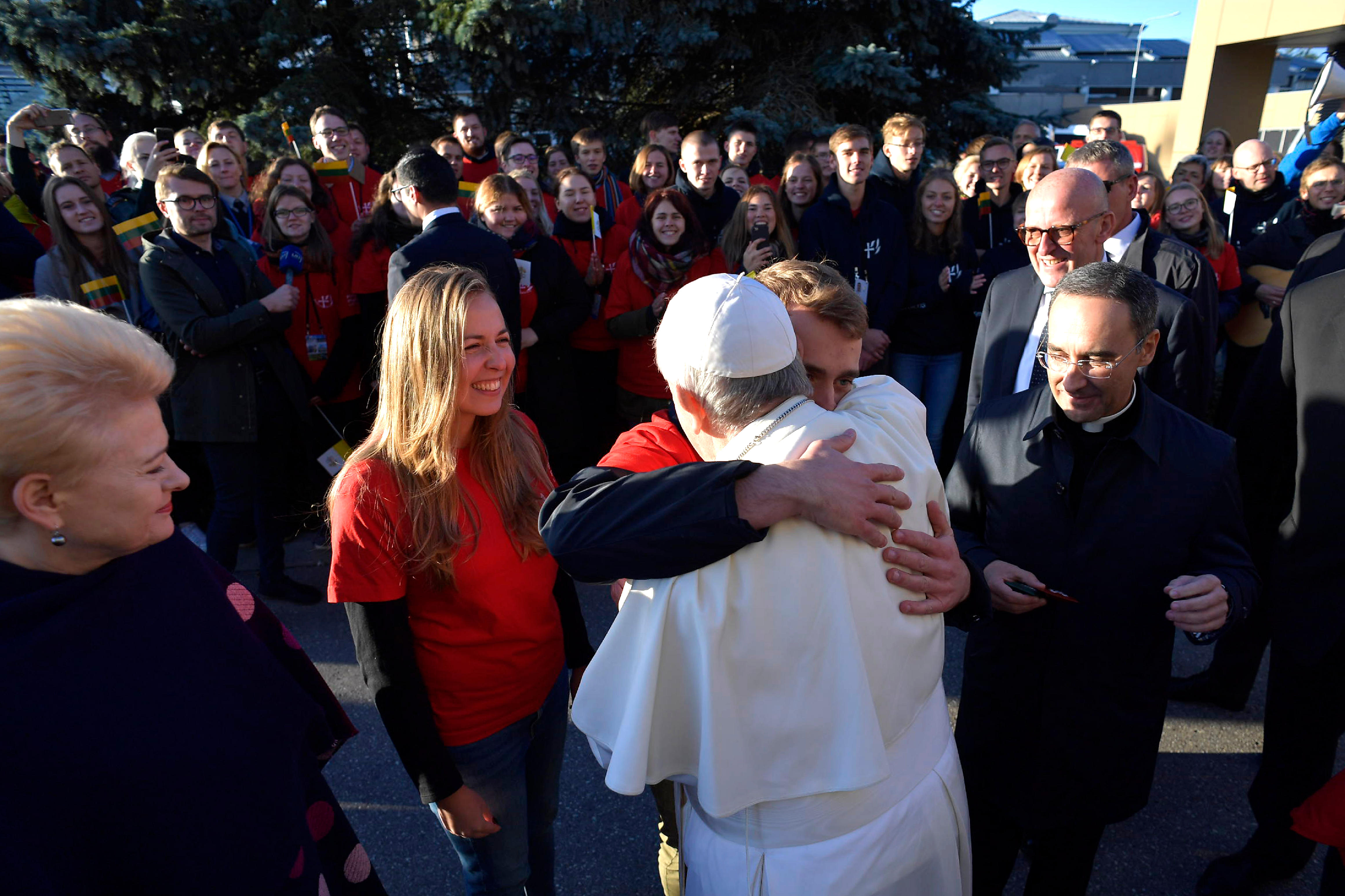 Jóvenes voluntarios despiden al Papa en Lituania © Vatican Media