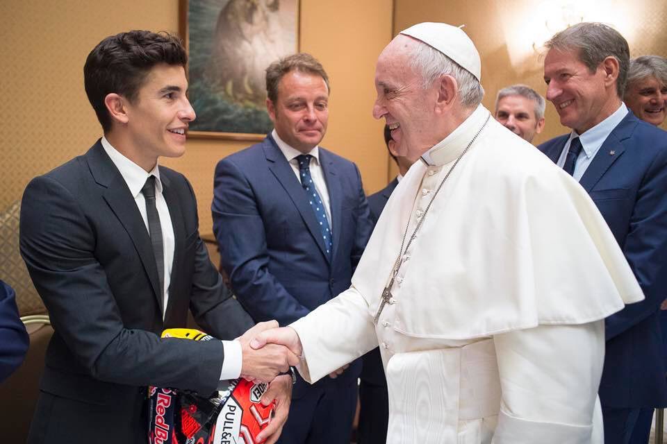 El Papa saluda a Marc Márquez © Vatican Media