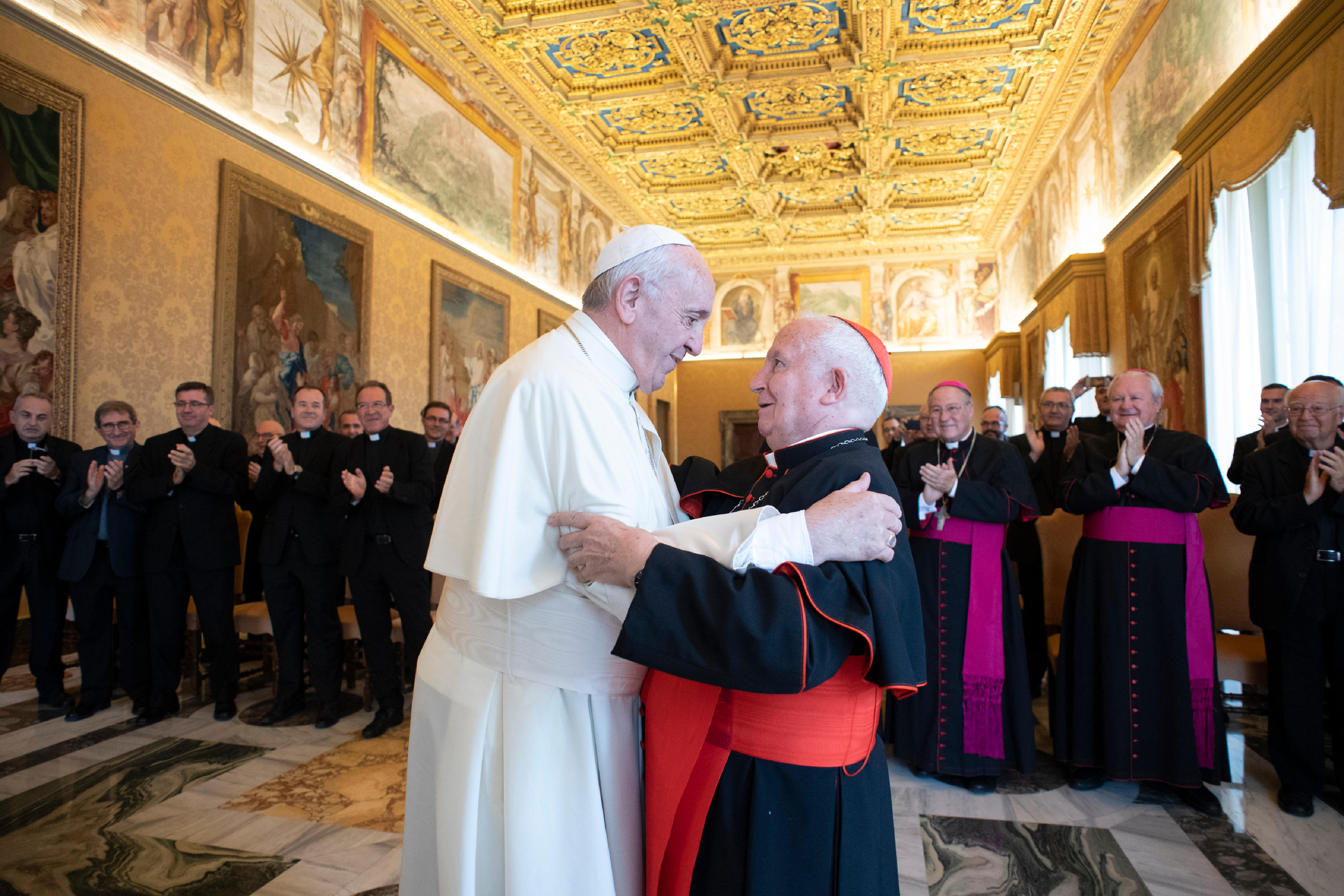 Mons Cañizares abrazo con el Papa © Vatican Media