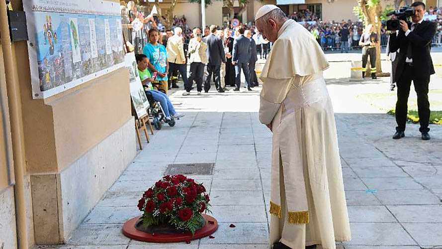 El Papa recogido en oración ante el lugar del disparo © Vatican Media