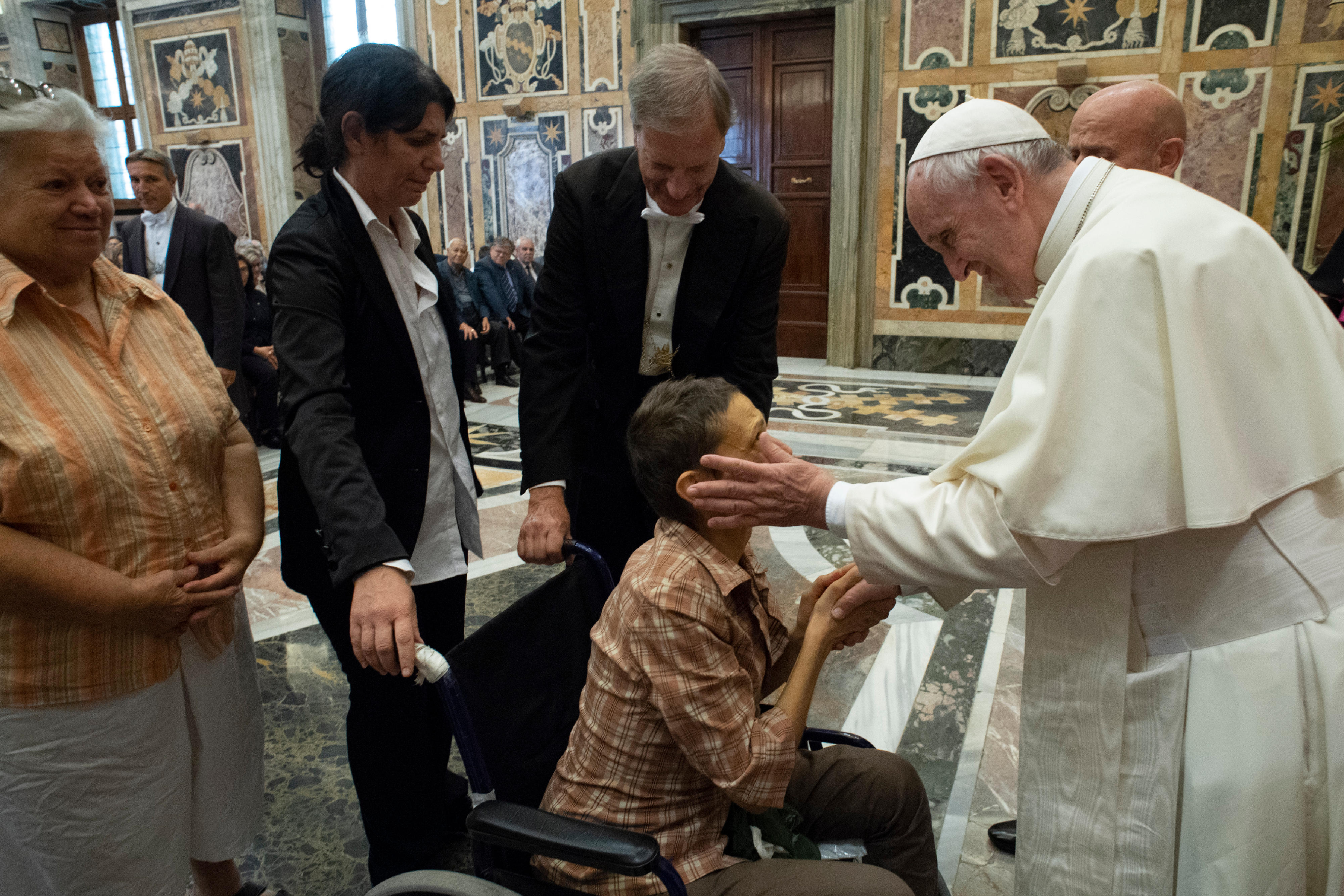 El Santo Padre bendice a un trabajador inválido © Vatican Media
