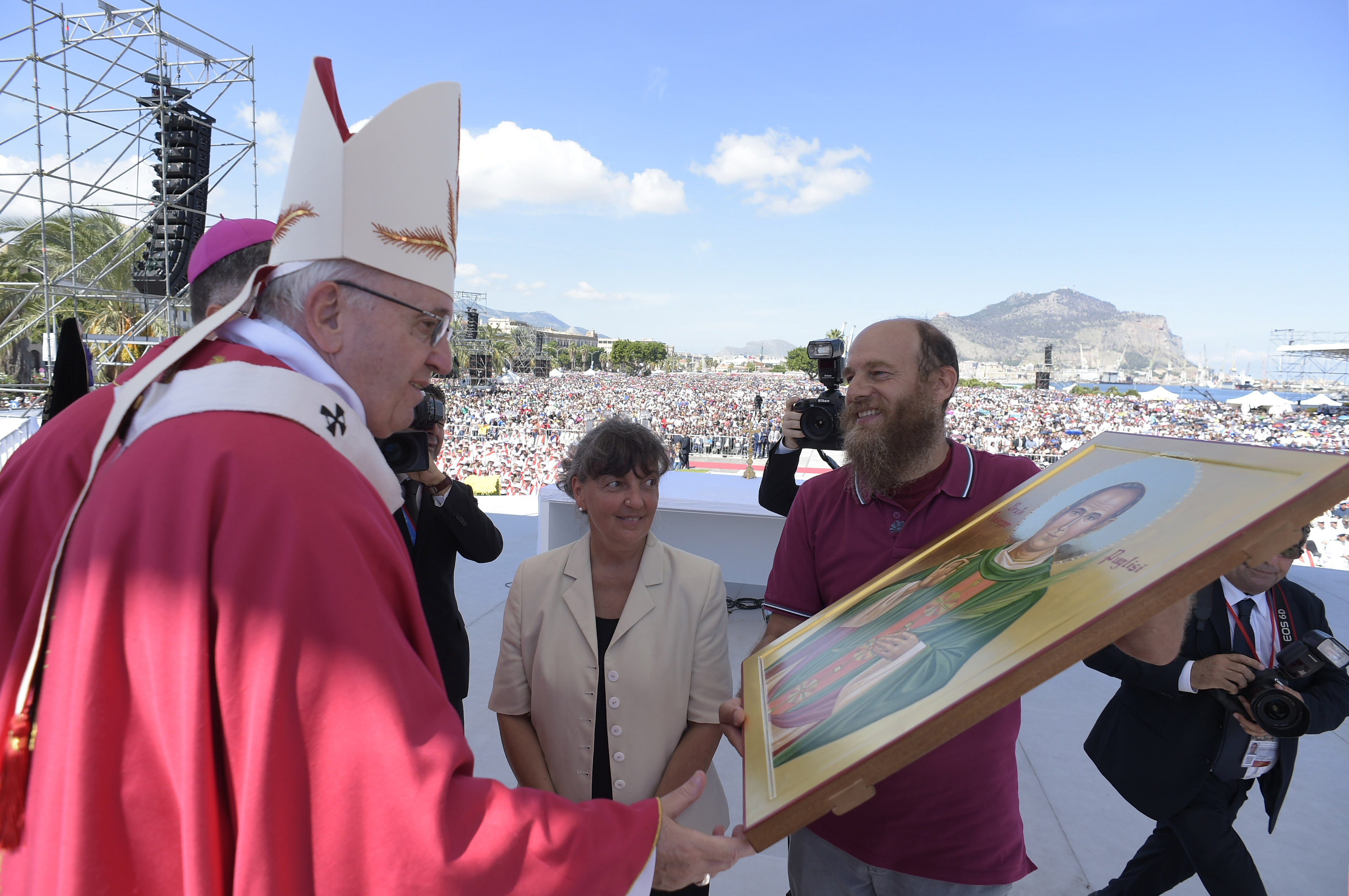 Entregan al Papa un retrato del P. Pino Puglisi © Vatican Media