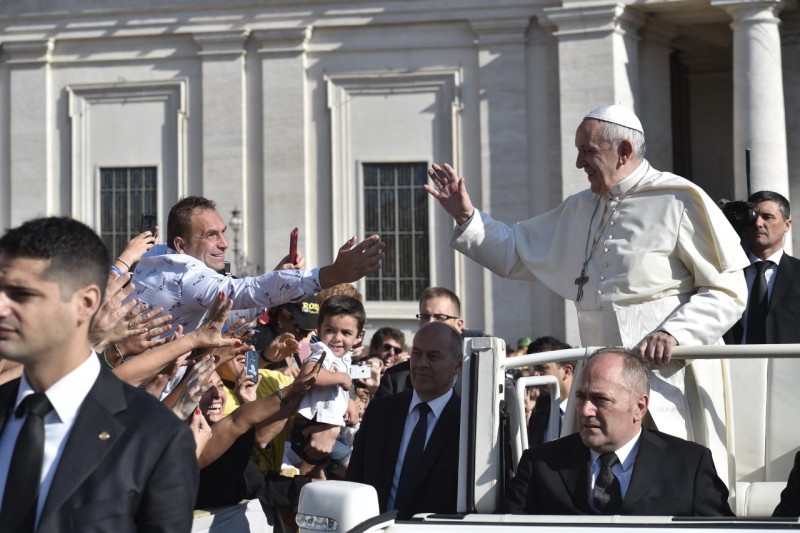 El Papa saluda a los fieles en la audiencia general © Vatican Media