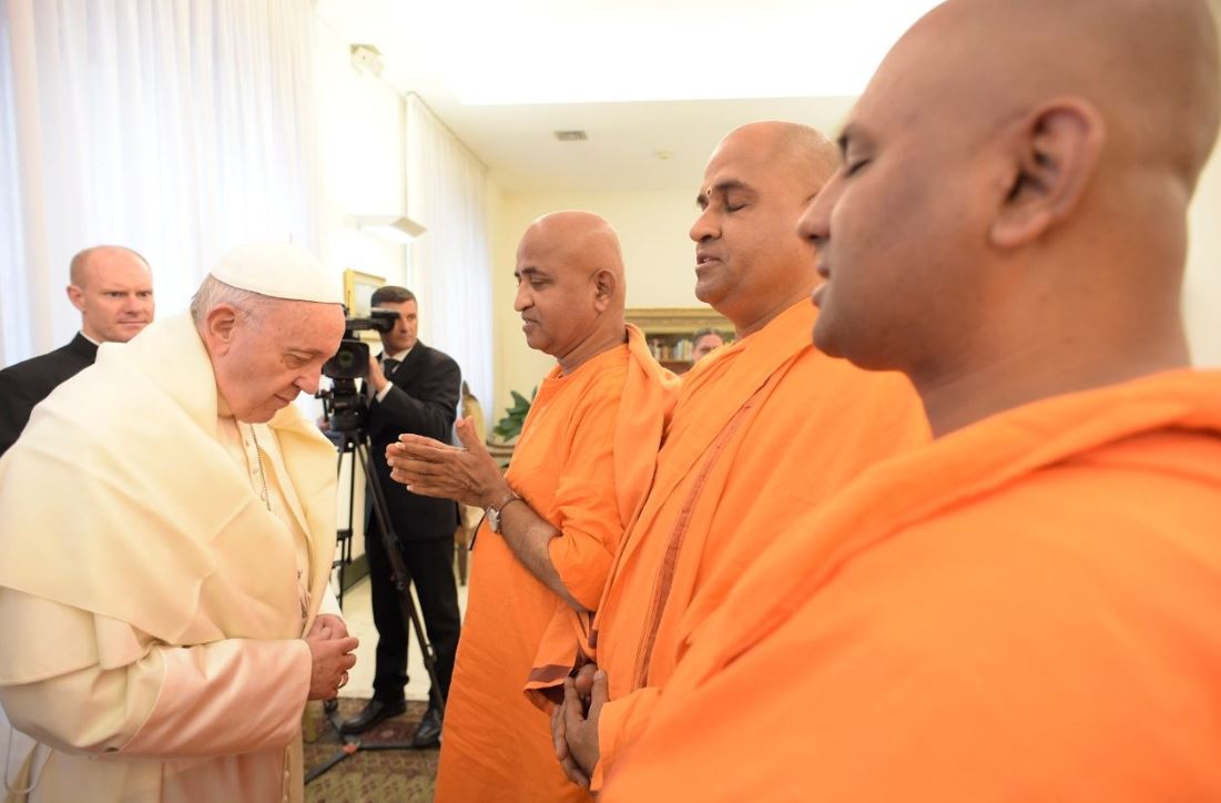 El Papa saluda a una delegación de monjes budistas © Vatican Media