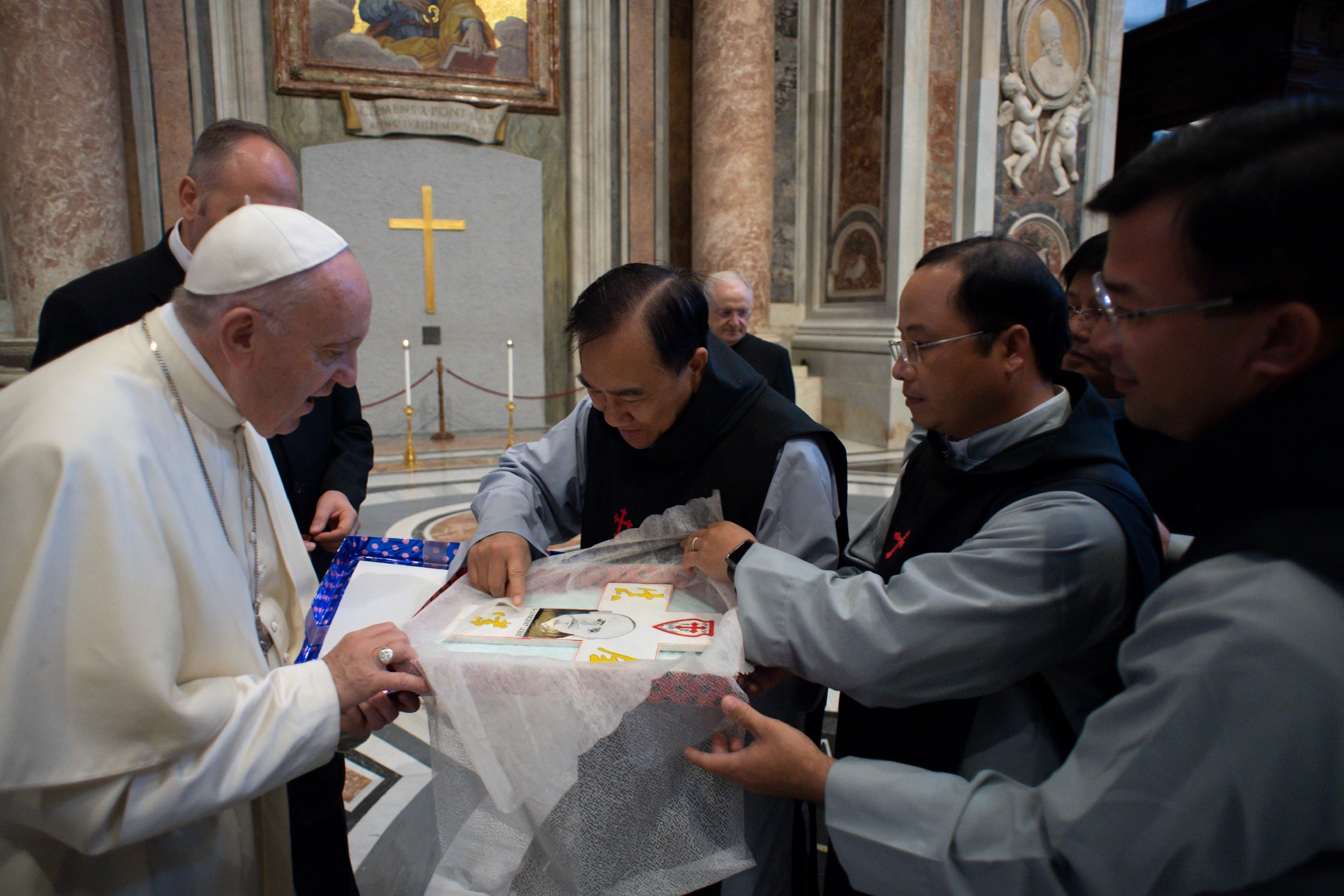 Peregrinos chinos y vietnamitas saludan al Papa © Vatican Media