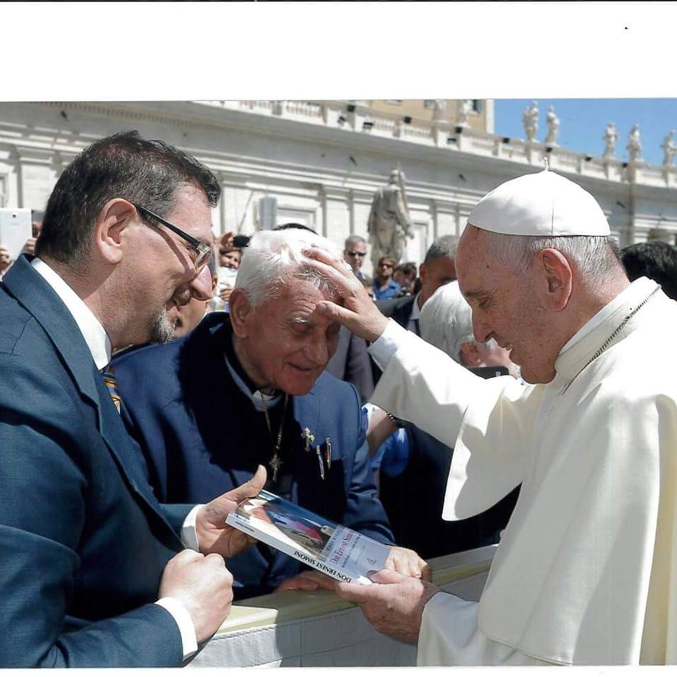 El Cardenal Simoni y su biógrafo, Mimmo Muolo, se encuentran con el Papa. Cortesía de Mimmo Muolo