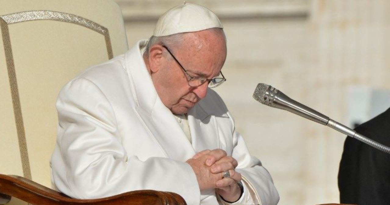 El Papa reza en silencio © Vatican Media
