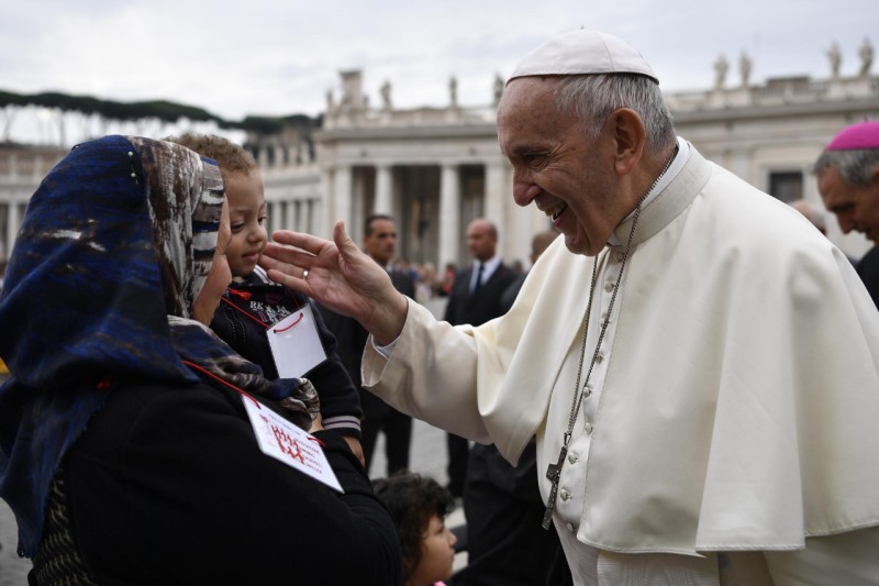 El Papa saluda a un niño en la audiencia general © Vatican Media