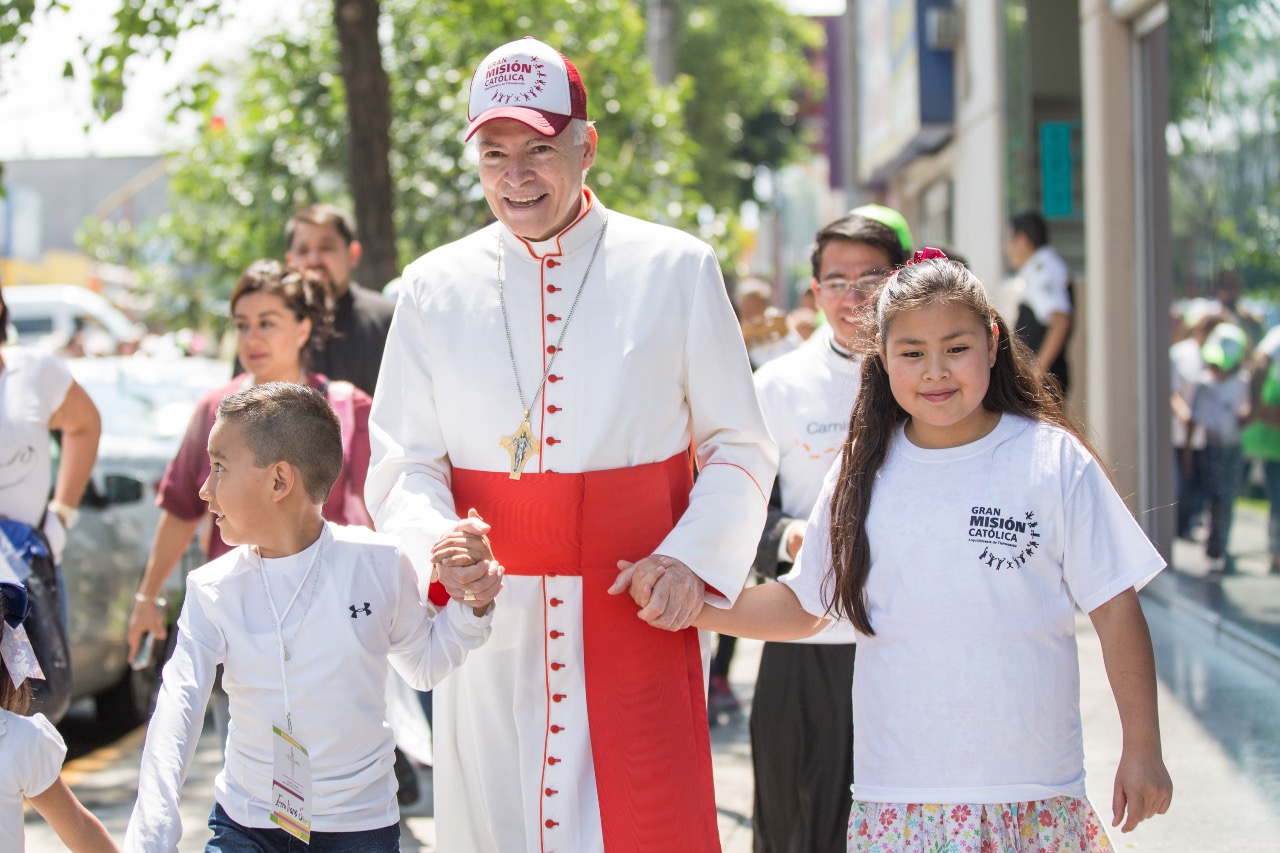 El Cardenal Carlos Aguiar camina de la mano de dos niños © Arquidiócesis de Tlalnepantla