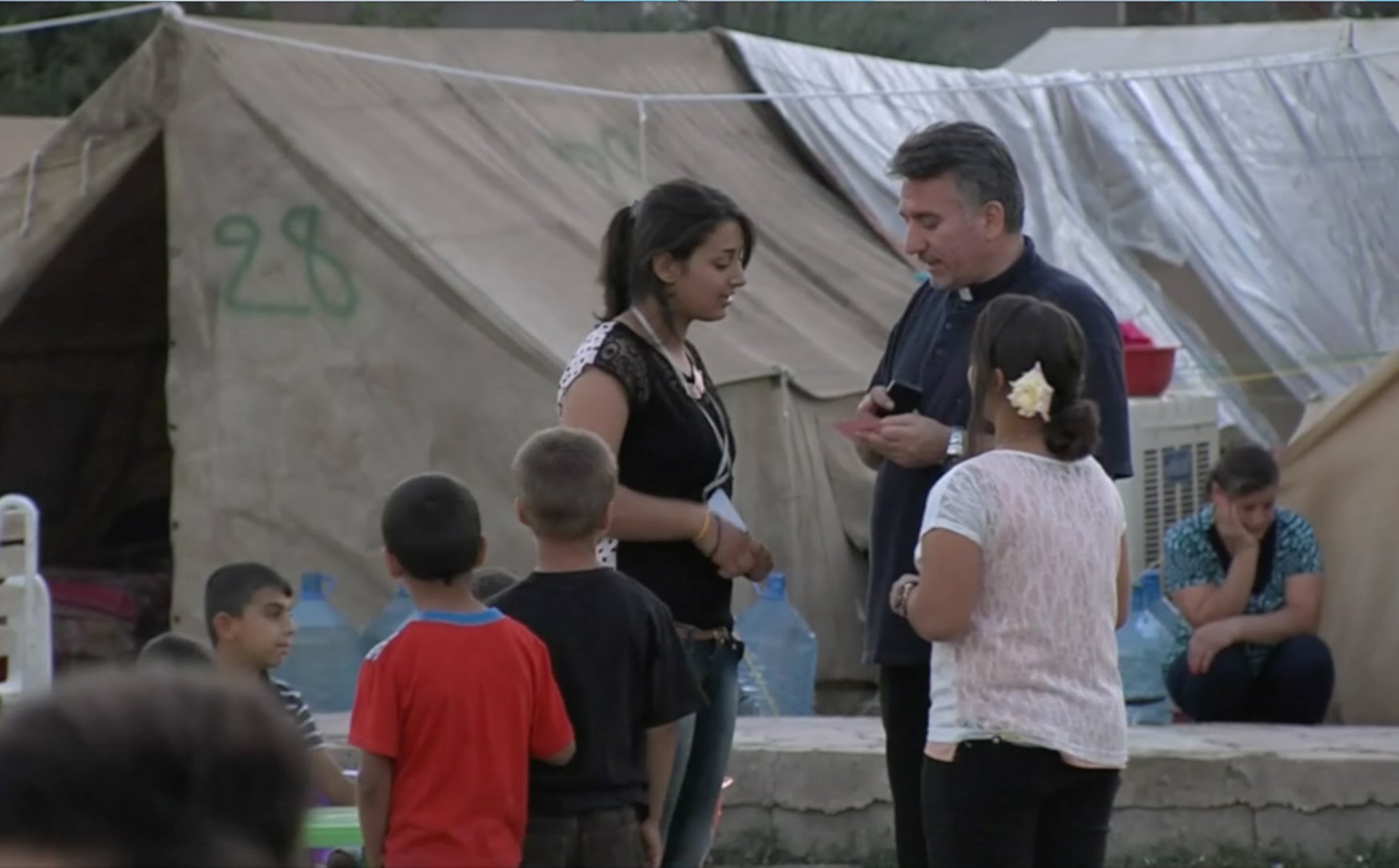 Iglesia de campaña con los refugiados en origen © Youtube