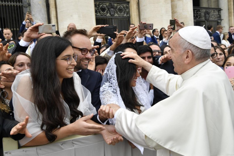 El Papa bendice a unos recién casados © Vatican Media