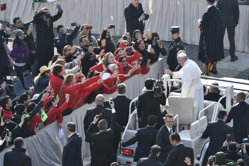 El Santo Padre saluda a un grupo de jóvenes © Vatican Media
