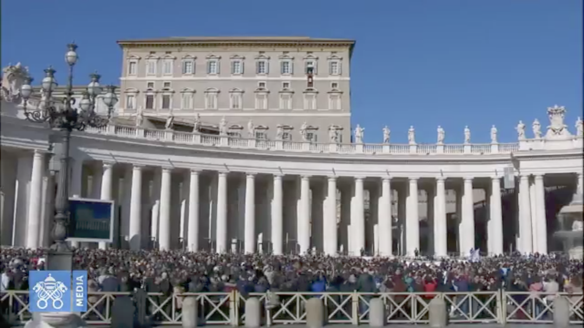 Fieles en la Plaza de San Pedro se unen al Papa para rezar el Ángelus. Captura de pantalla