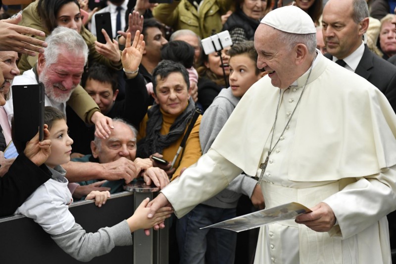 El Papa estrecha la mano a un niño en la audiencia general © Vatican Media
