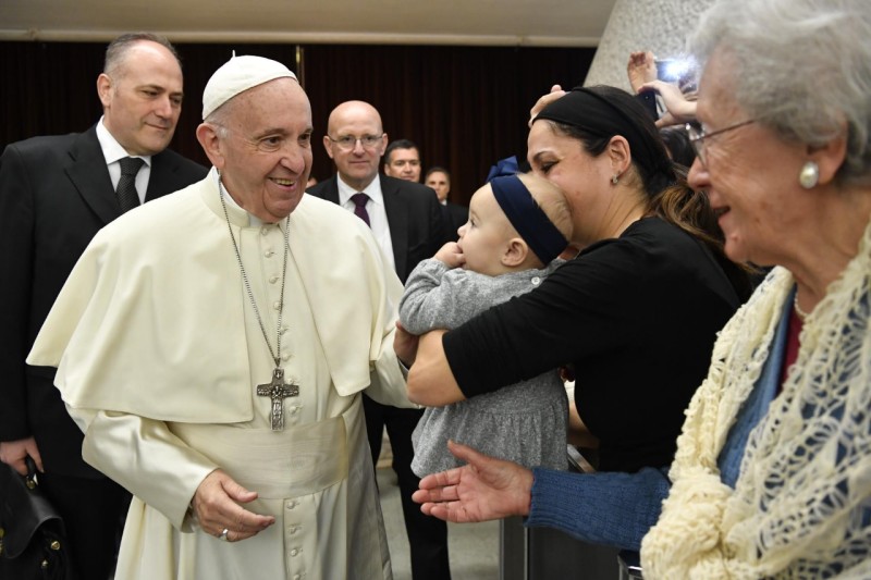 Francisco mira a una anciana al llegar al Aula Pablo VI © Vatican Media