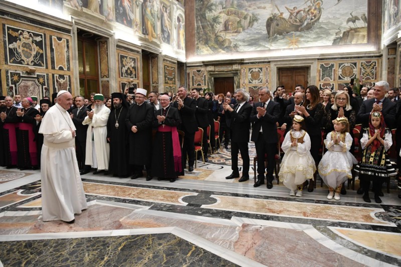 El Papa es recibido con aplausos por los peregrinos albaneses © Vatican Media