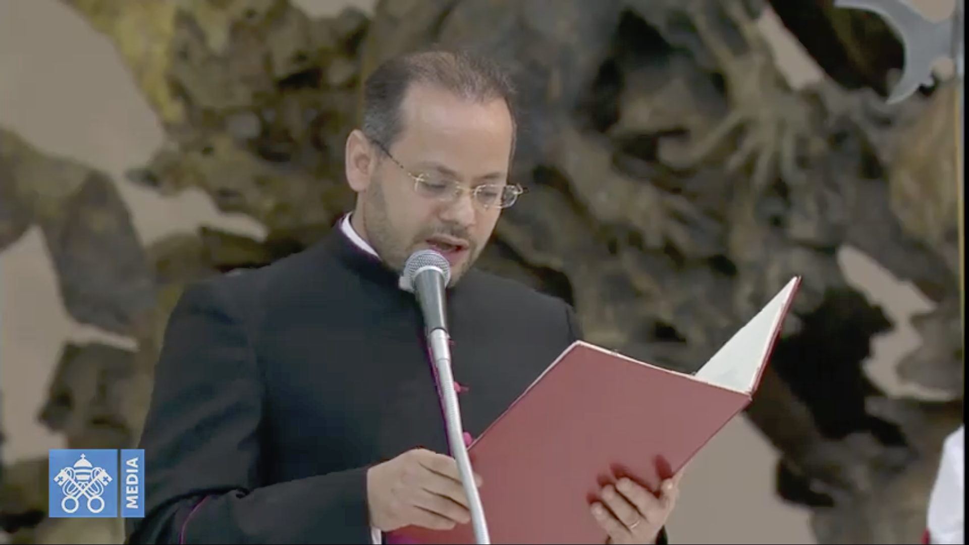 Mons, Yoannis Lahzi Gaid, catequesis en árabe. Captura Vatican Media