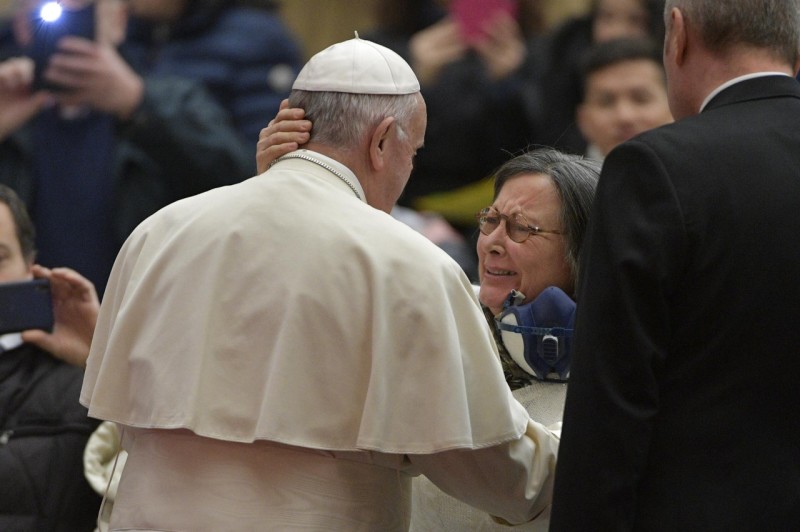 Una mujer abraza al Papa en la audiencia general, 12 dic. 2018 © Vatican Media