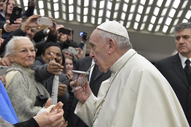 Peregrinos argentinos ofrecen mate al Papa Francisco © Vatican Media