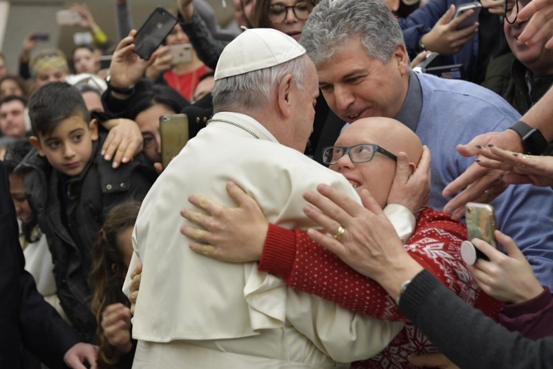 El Papa abraza a un chico con síndrome de down © Vatican Media