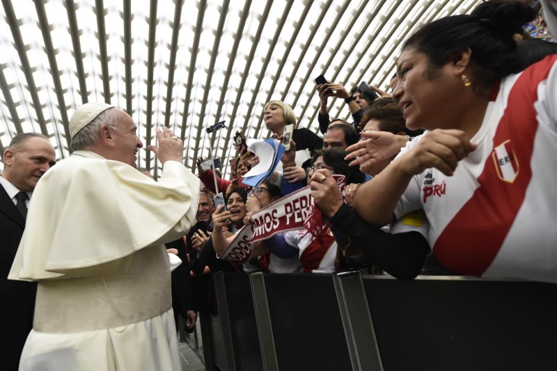 El Papa saluda a unos peregrinos de Perú © Vatican Media