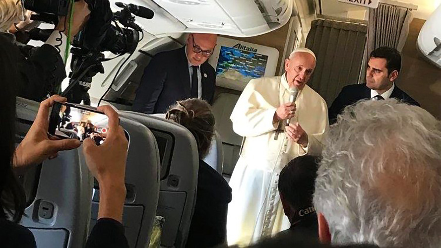 El Papa responde algunas preguntas de los periodistas durante el vuelo a Panamá © Vatican News