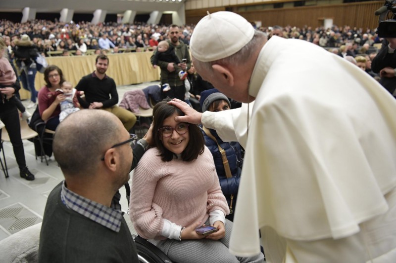 El Papa bendice a una joven en silla de ruedas © Vatican Media