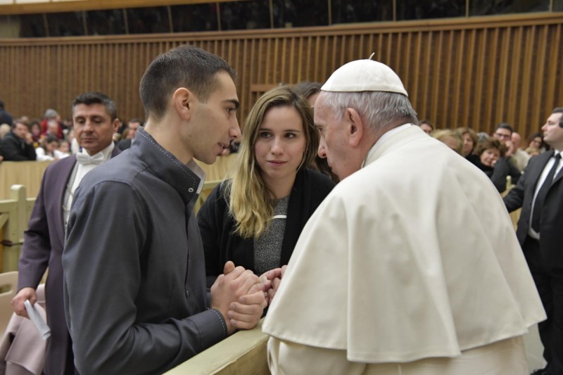 Francisco bendice a una pareja de jóvenes, 2 de enero de 2019 © Vatican Media