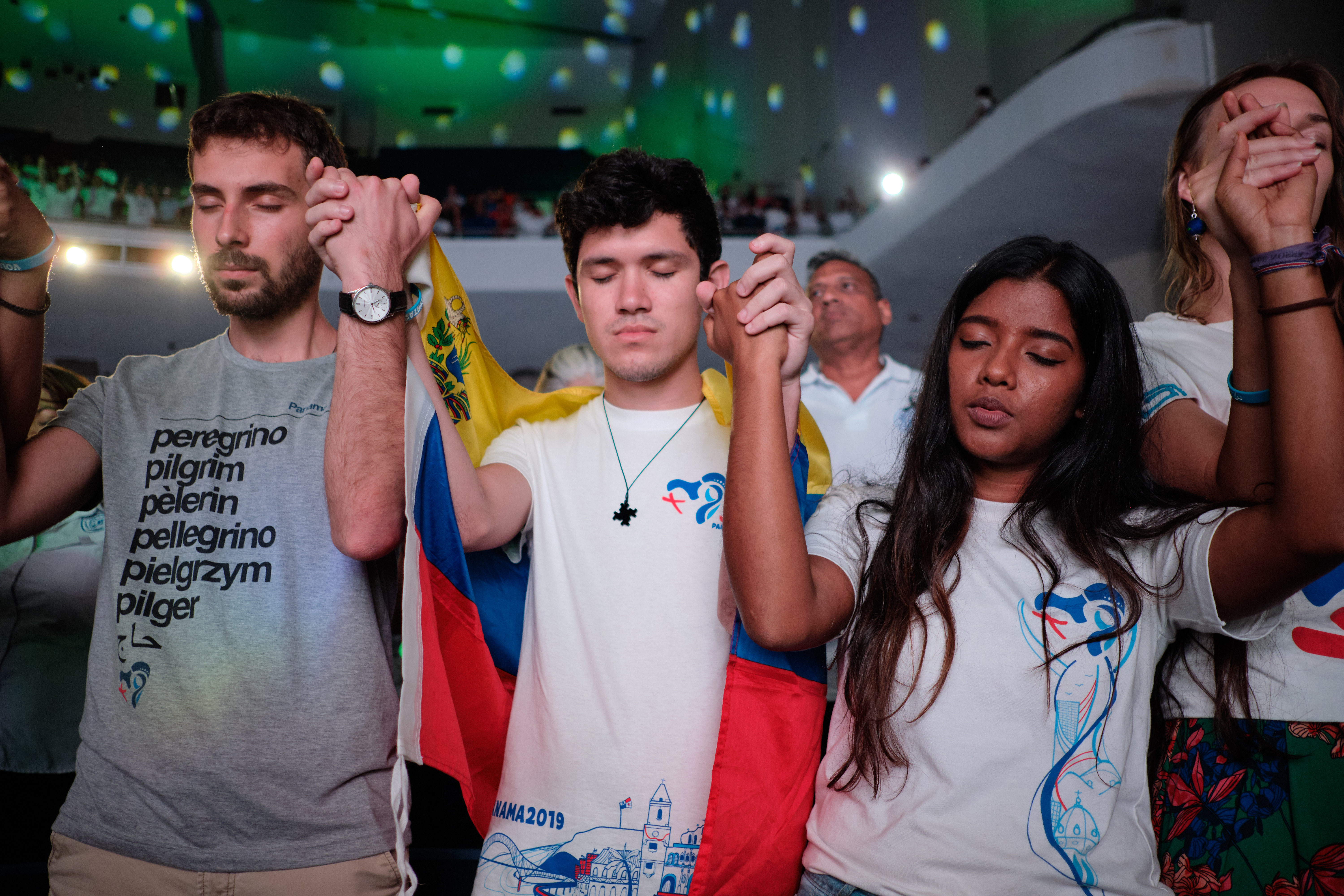 Jóvenes de diferentes países rezando en la JMJ Panamá 2019 © Cathopic