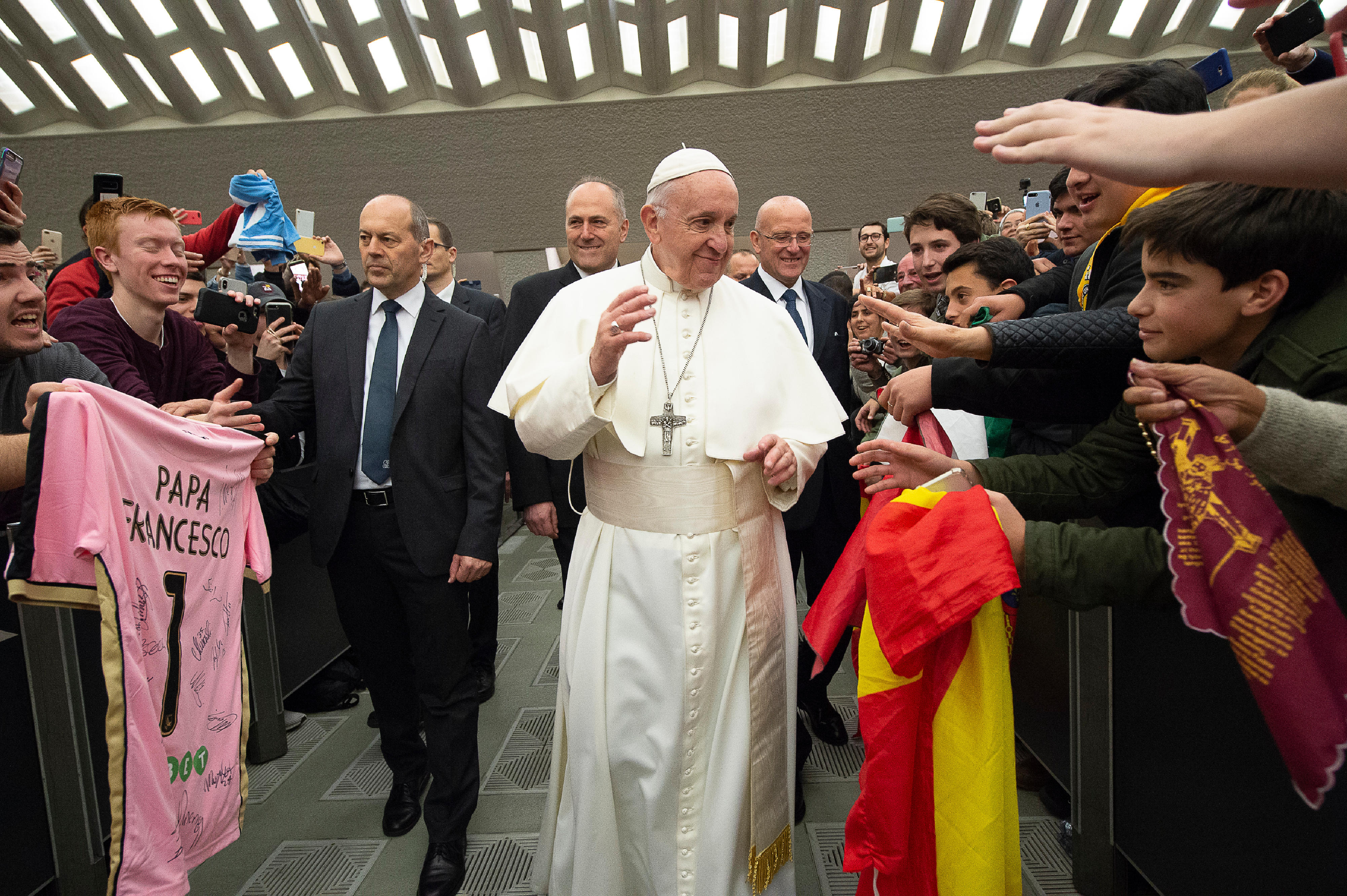 Un grupo de peregrinos españoles saludan al Papa Francisco © Vatican Media