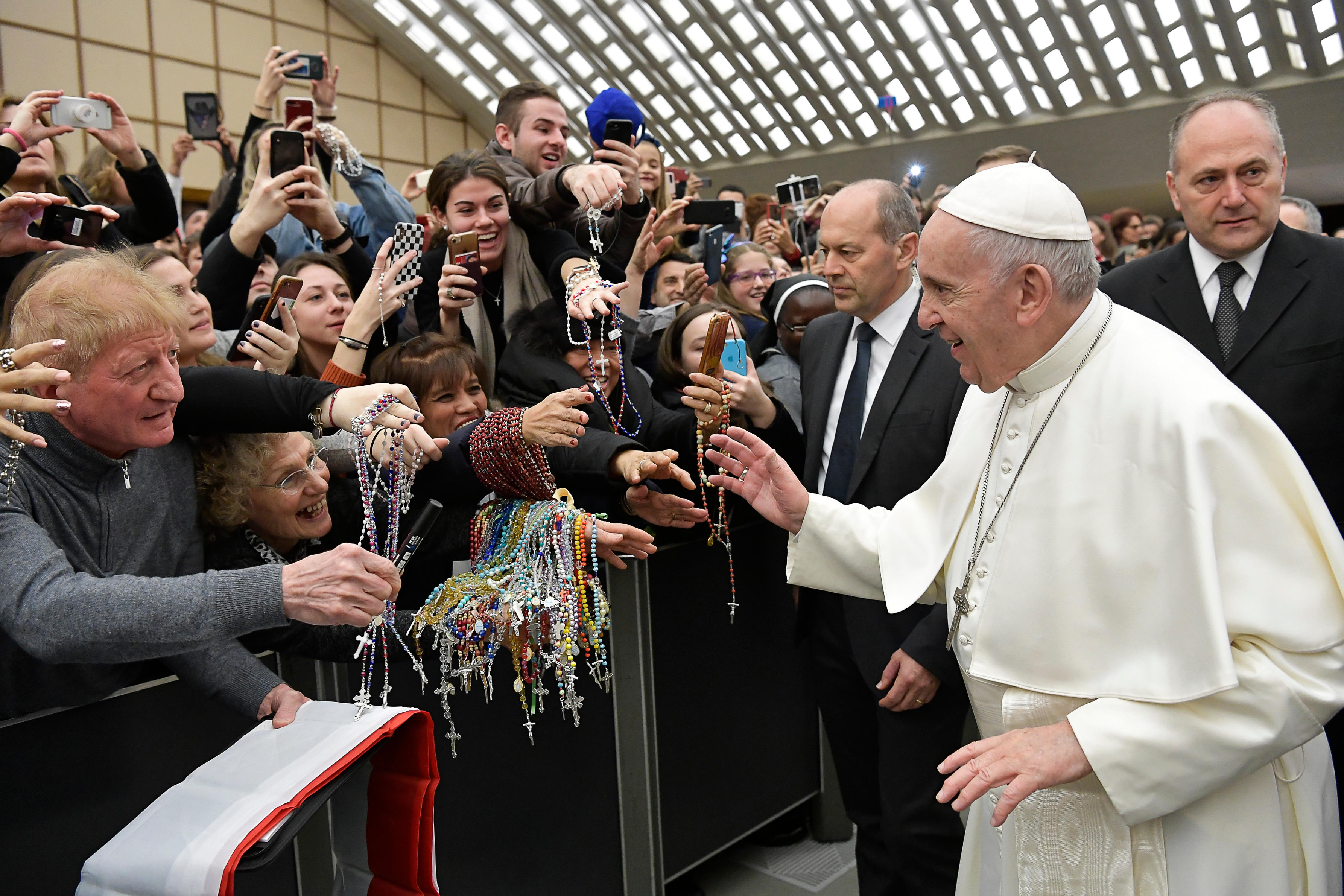 El Papa bendice los rosarios de los fieles © Vatican Media