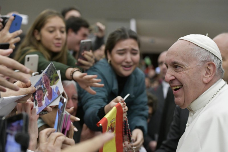 El Santo Padre saluda a un grupo de españoles © Vatican Media