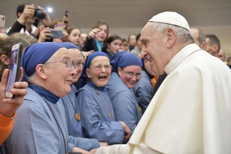 Francisco saluda a un grupo de Hermanitas del Cordero © Vatican Media