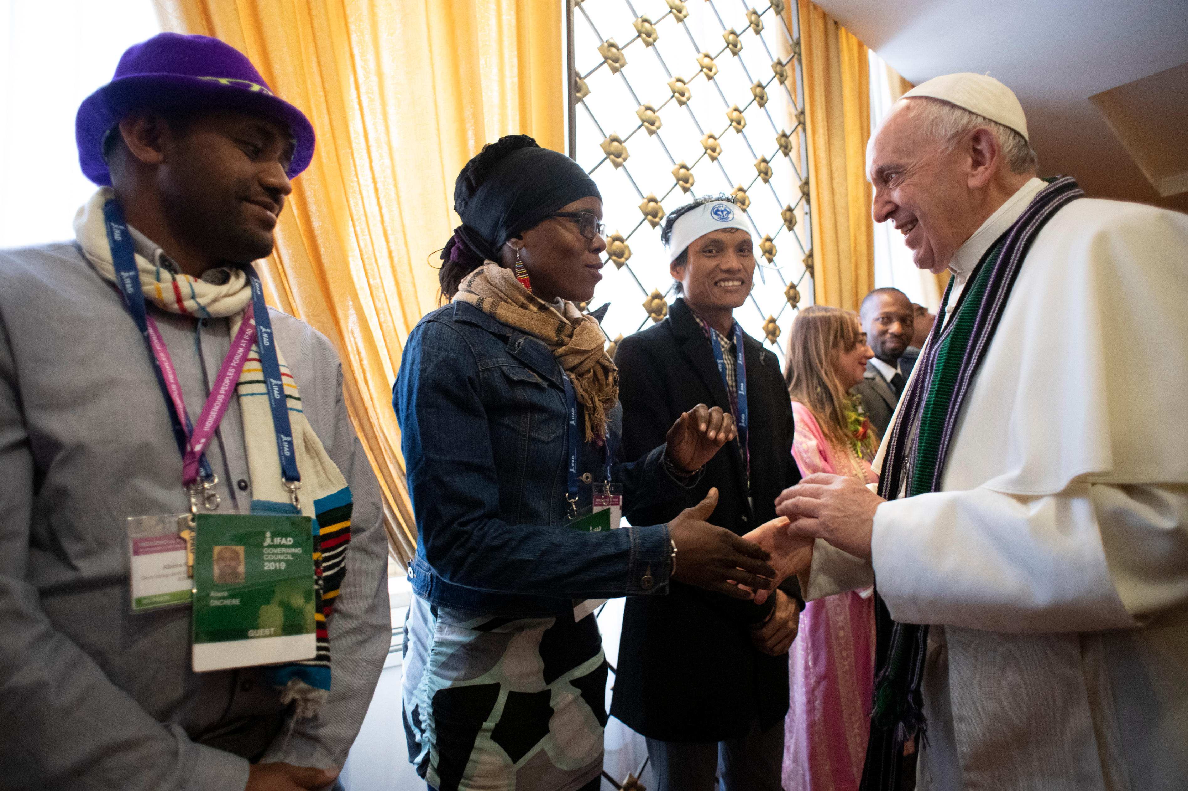 El Papa saluda a mujeres indígenas © Vatican Media
