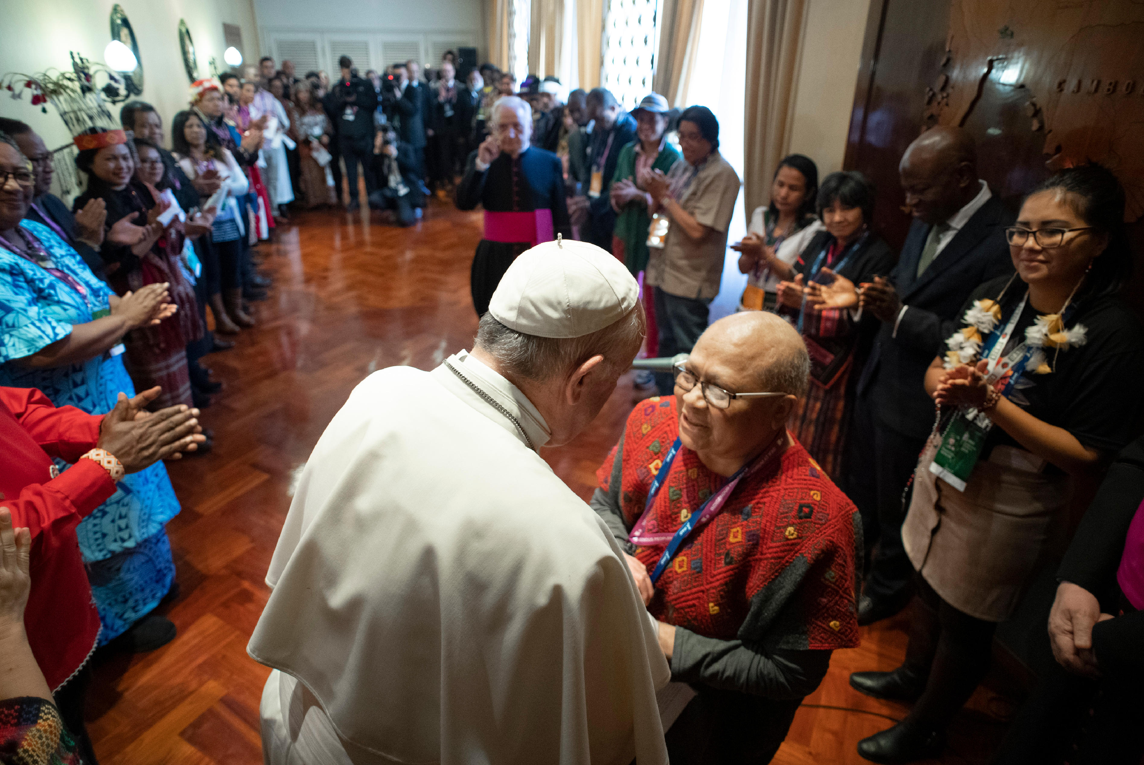 La indígena nicaragüense Myrna Cunningham agradece al Papa su visita © Vatican Media