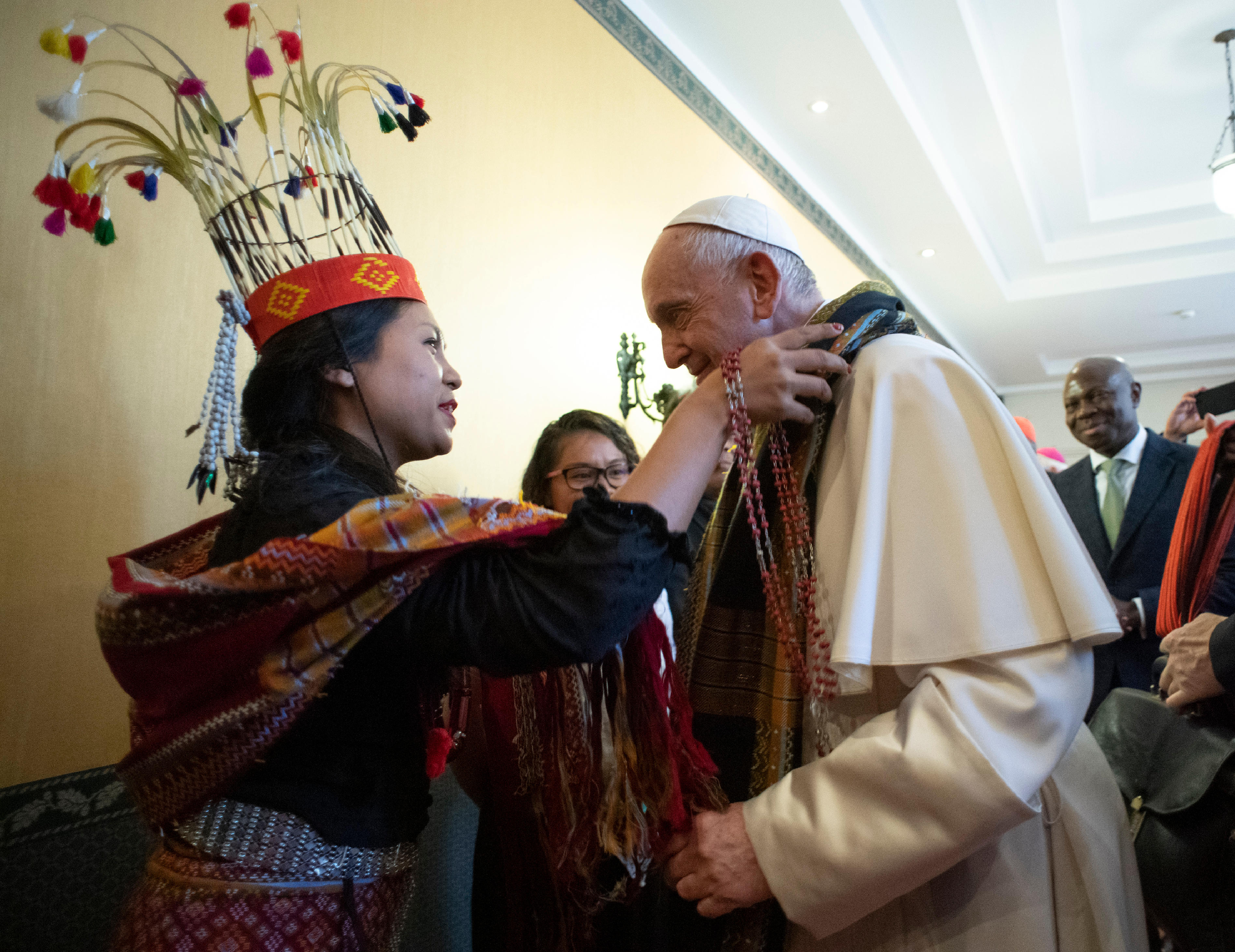 Una representante indígena en la FAO saluda al Papa © Vatican Media