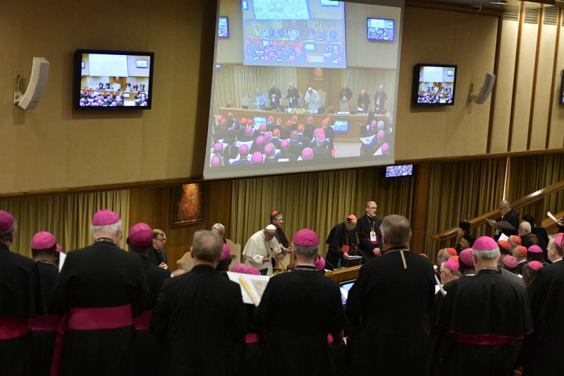 Oración inicial del día en el Encuentro de protección de menores © Vatican Media