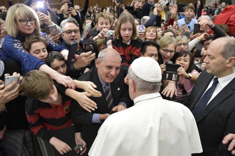 El Papa conversa con un peregrino en la audiencia general © Vatican Media