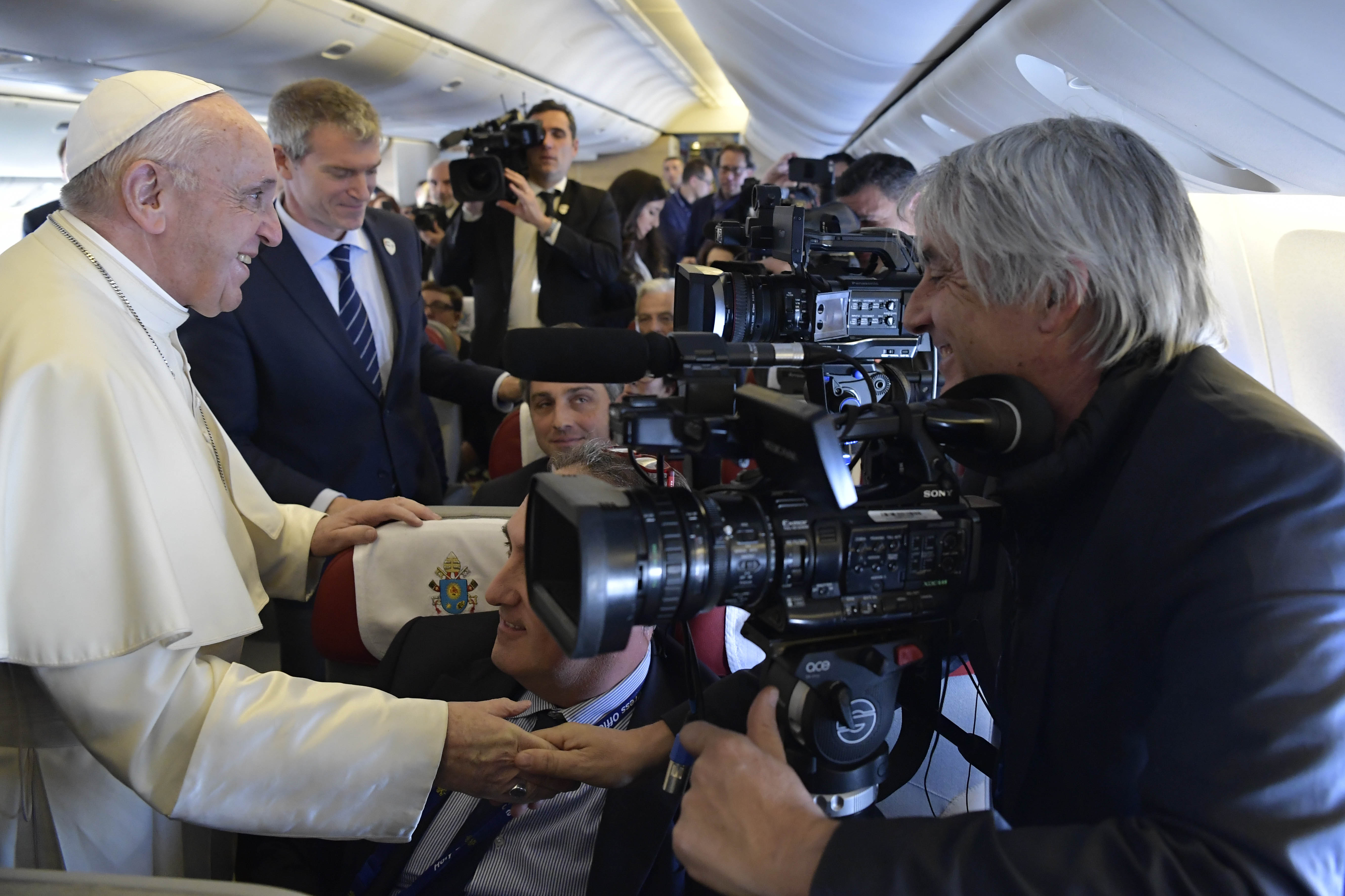 El Papa saluda a los periodistas que lo acompañan a Abu Dhabi © Vatican Media