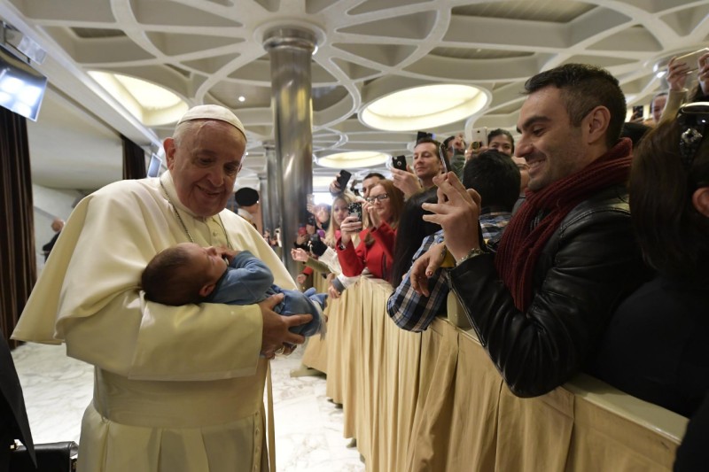 El Papa Francisco coge en brazos un bebé © Vatican Media