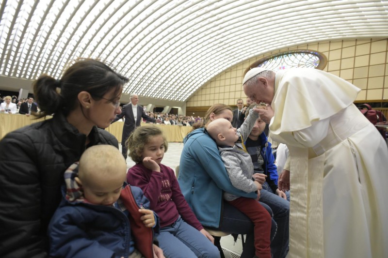 El Papa saluda a un niño enfermo en la audiencia general © Vatican Media
