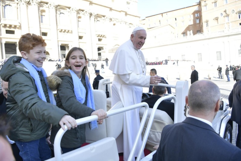 Los niños disfrutan en el papamóvil © Vatican Media