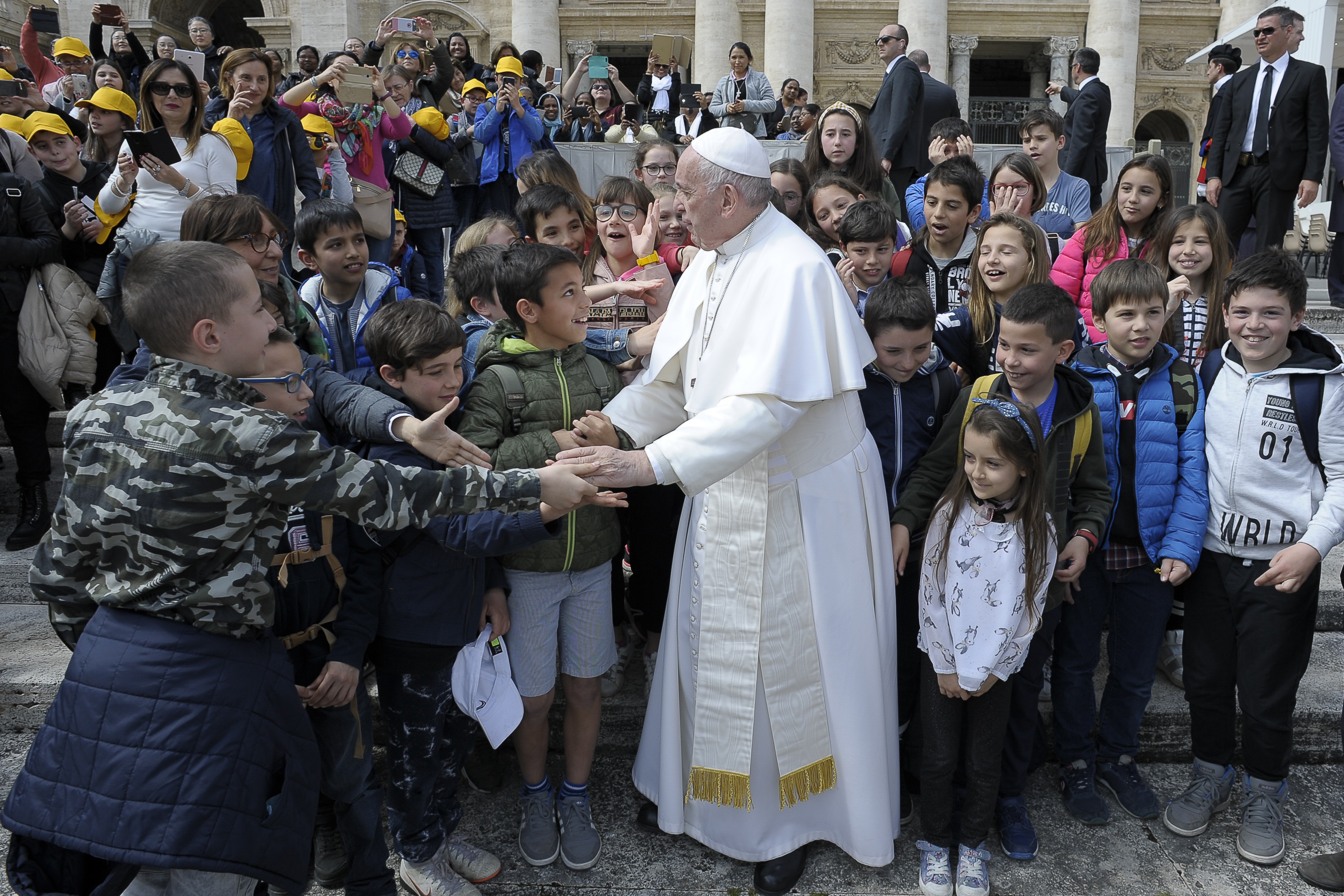 Francisco saluda a unos niños en la audiencia genera, 27 marzo 2019 © Vatican Media